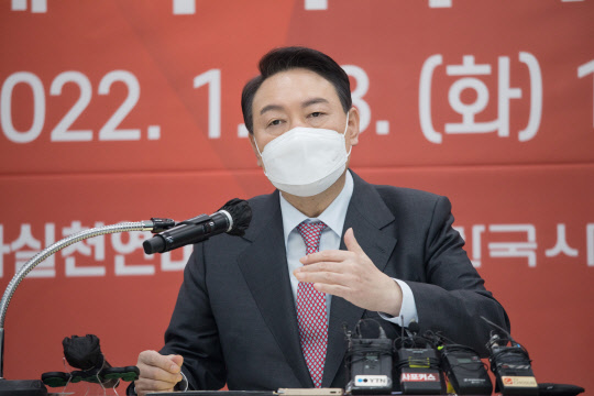 윤석열 국민의힘 대선 후보가 18일 서울 영등포구 사회복지사협회에서 열린 간담회에서 청년사회복지사들의 질문에 답하고 있다. <국회사진기자단>